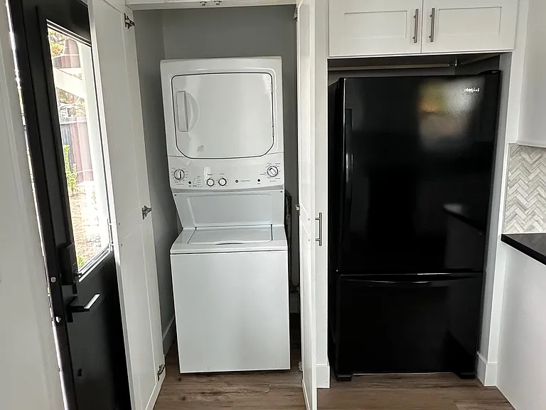 137 E D St — Photo 8