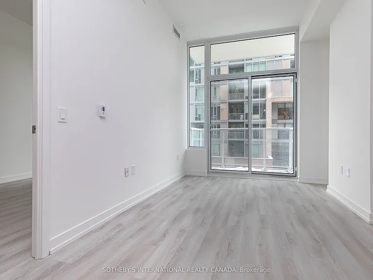 33 Helendale Ave #403 — Photo 6