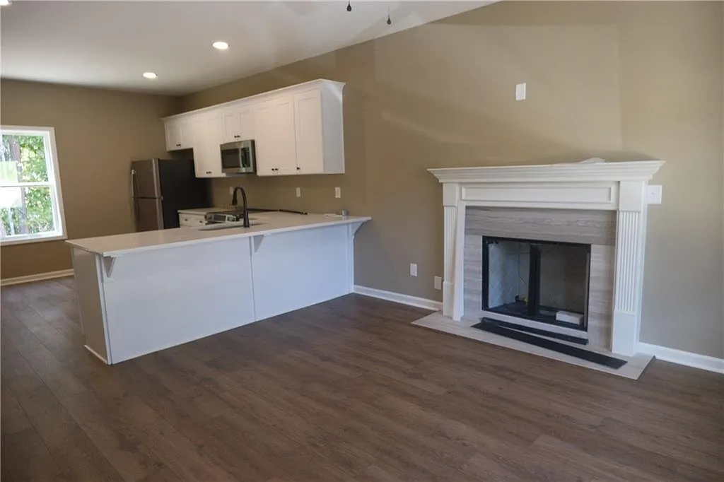 3 bed, 2.5 bath, 1653 sqft, $2,300 — Photo 4