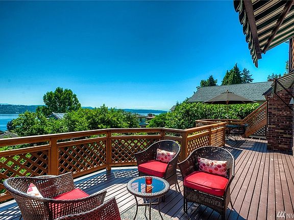 The views don't end at this home.