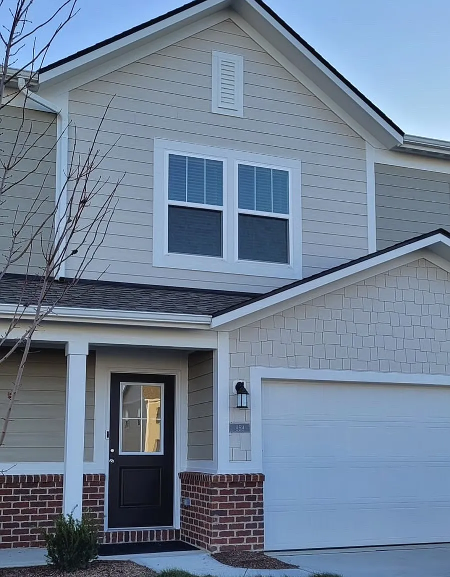 5 bed, 2027 sqft, $1,200 — Photo 1