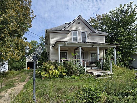 2nd image of 211 S Waupaca St