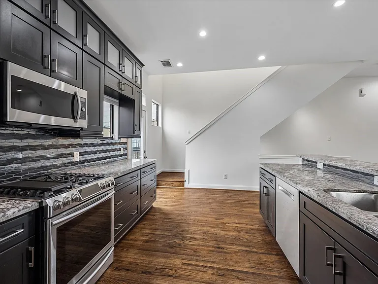 2510 Genesee St — Photo 4