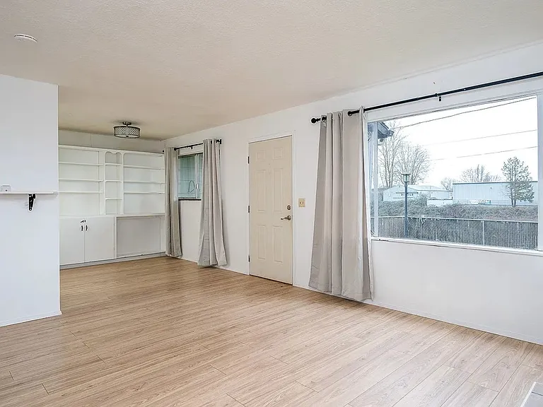 3660 NE Lombard St — Photo 11