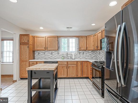 5th image of 225 Wagon Wheel Ln