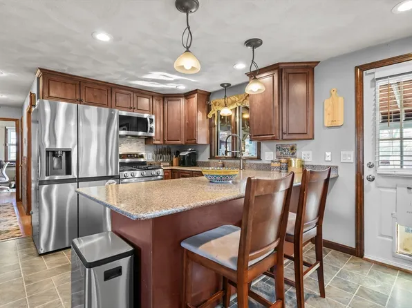 688 Old Warren Rd, Swansea, MA 02777
