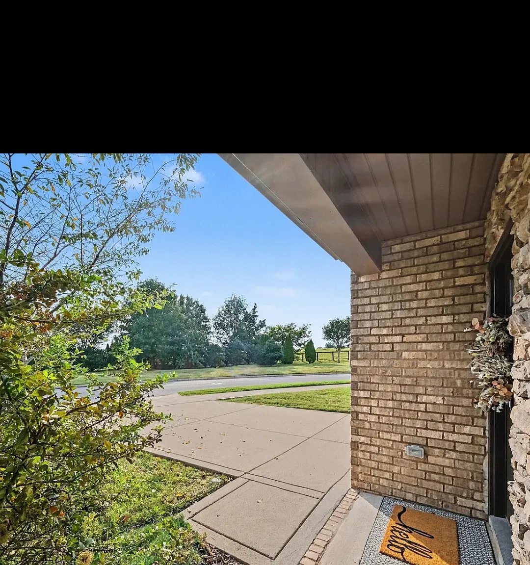3 bed, 2.5 bath, 1700 sqft, $2,050 — Photo 3
