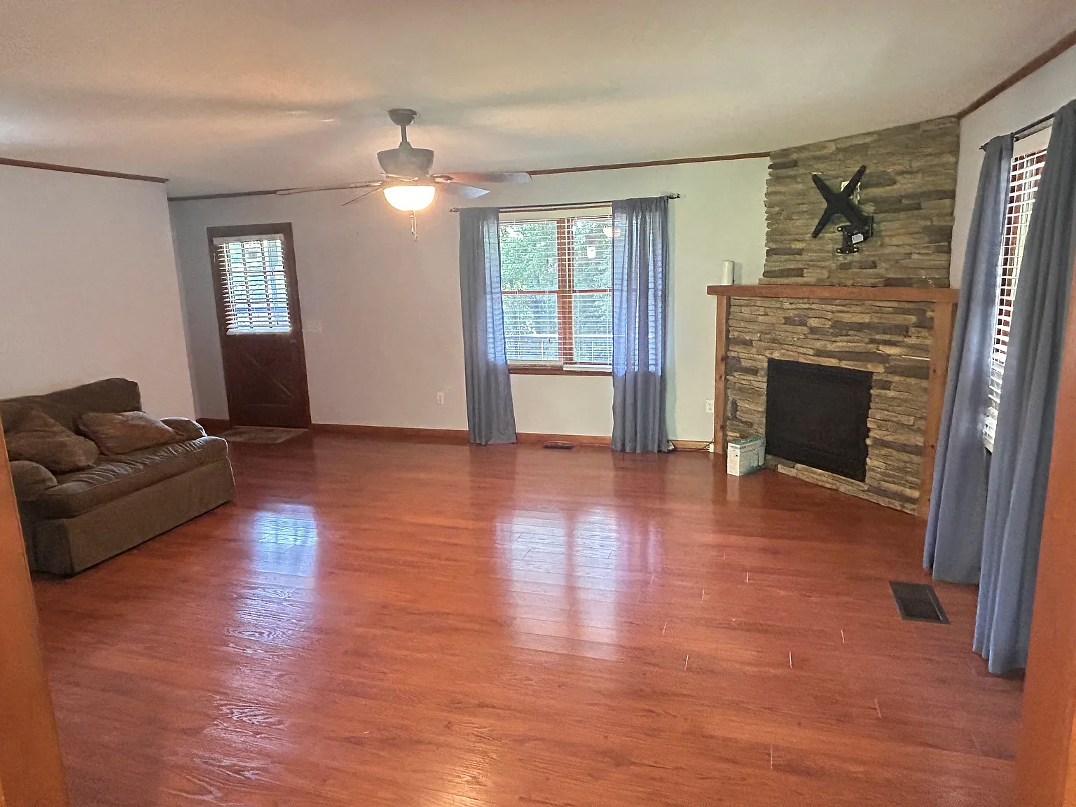 3 bed, 2800 sqft, $2,400 — Photo 3