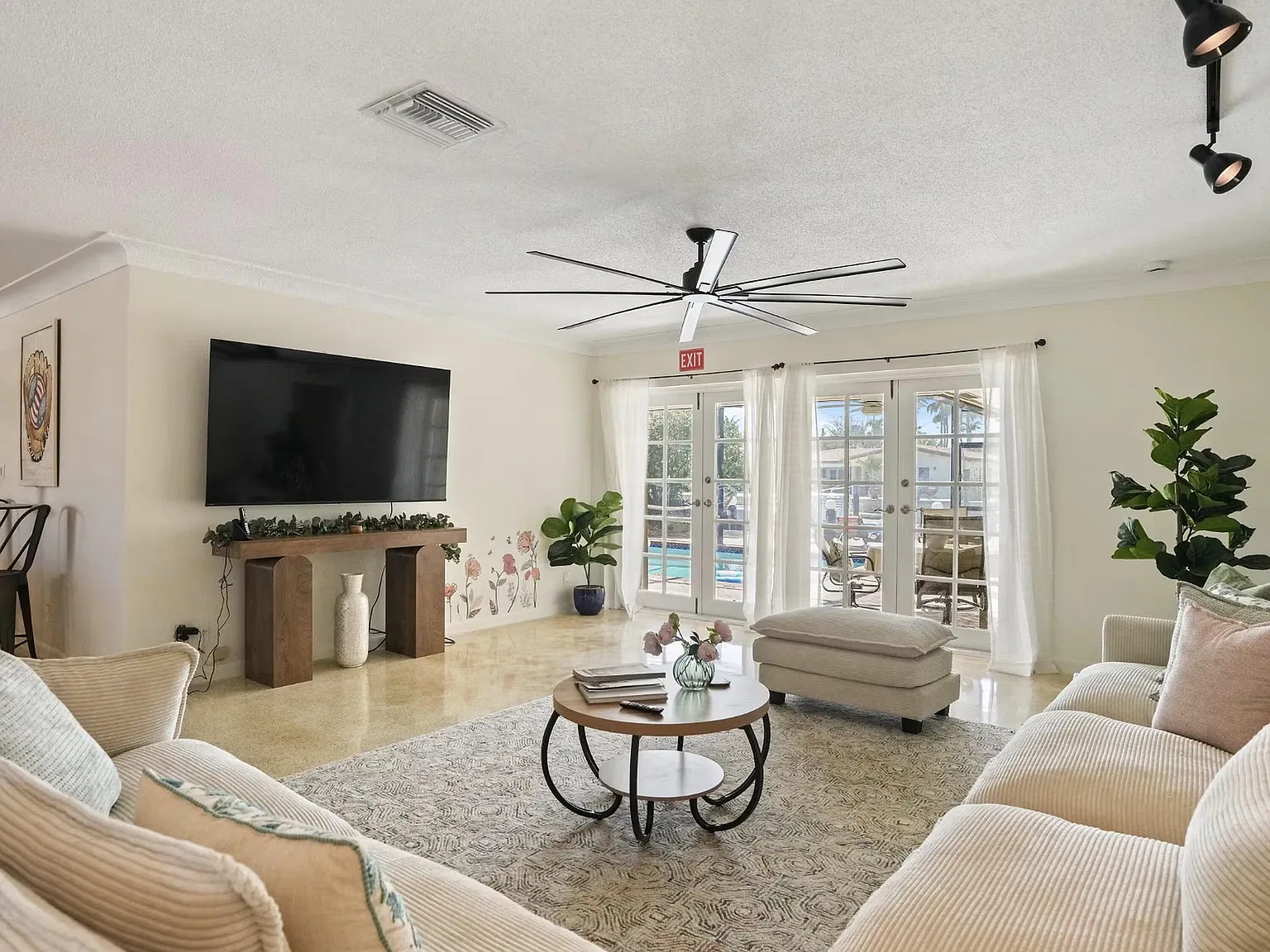 3 bed, 3.0 bath, 2301 sqft, $11,000 — Photo 4
