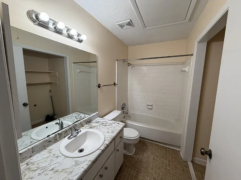 801 Kelly Dr — Photo 8