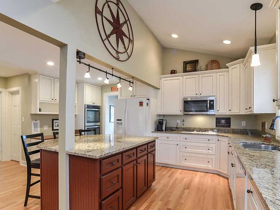 5th image of 2731 Elmwood Dr SE