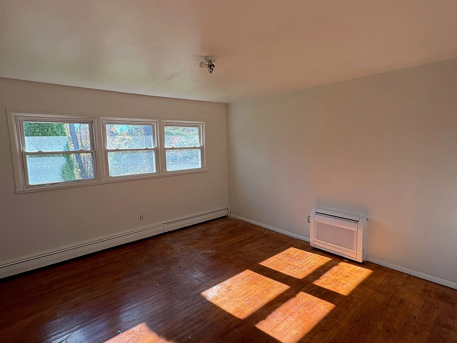2 bed, 1.0 bath, 950 sqft, $1,900 — Photo 4