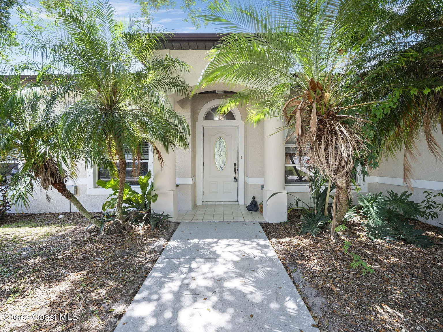 3 bed, 2.0 bath, 1611 sqft, $2,200 — Photo 2