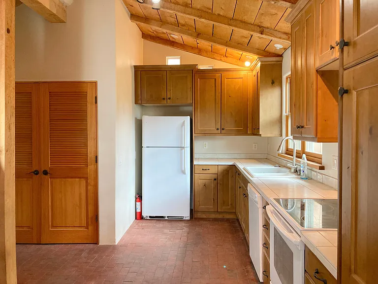 215 Maynard St — Photo 2