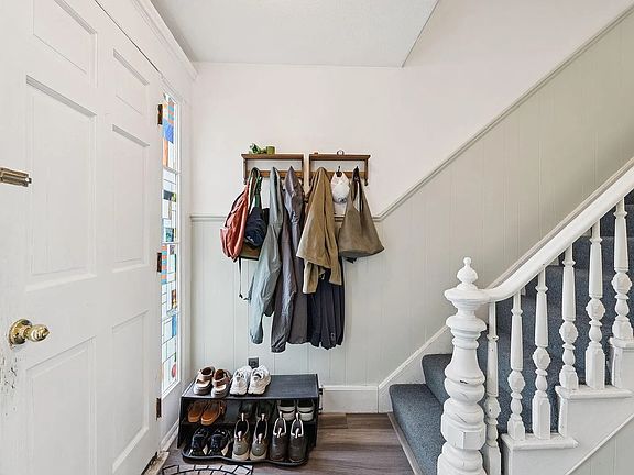 2nd image of 8 Iris Ln #2