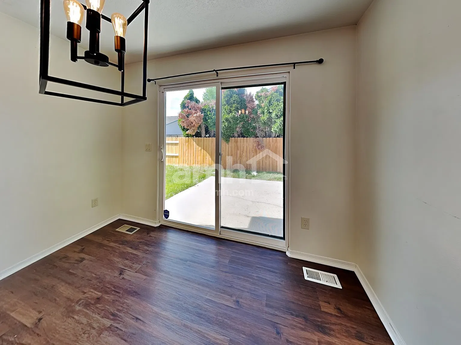 4 bed, 2.0 bath, 1688 sqft, $2,570 — Photo 4