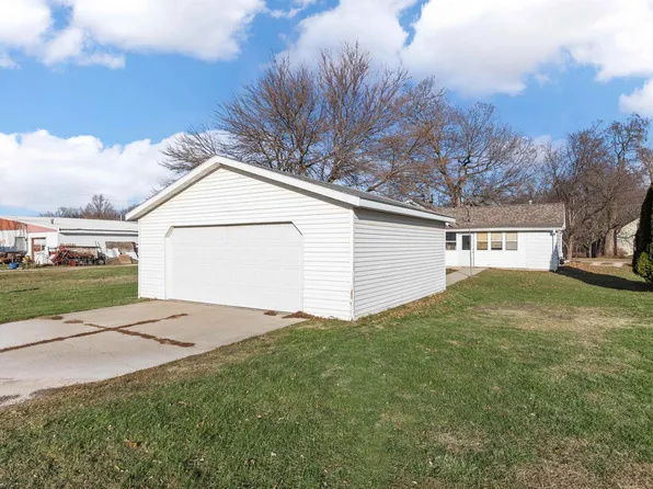 504 Kane St, Manchester, IA 52057