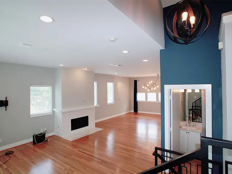 4701 Caroline St — Photo 4