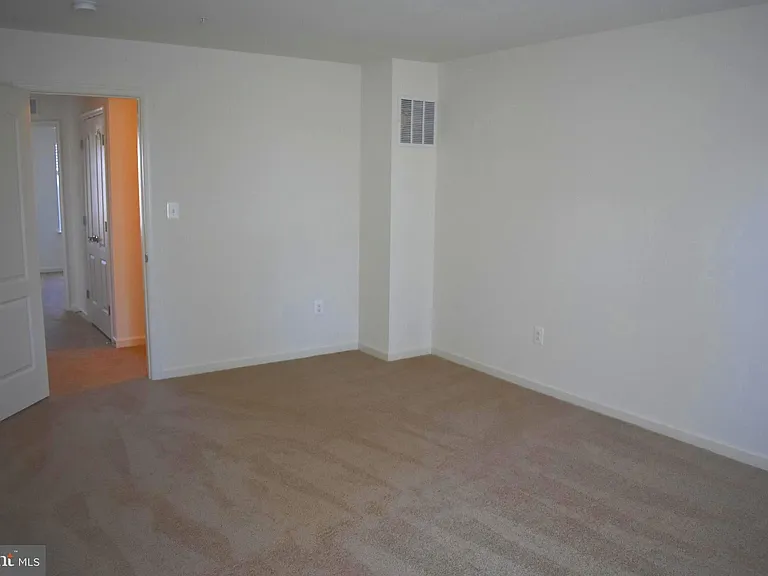 9421 Adelaide Ln — Photo 19