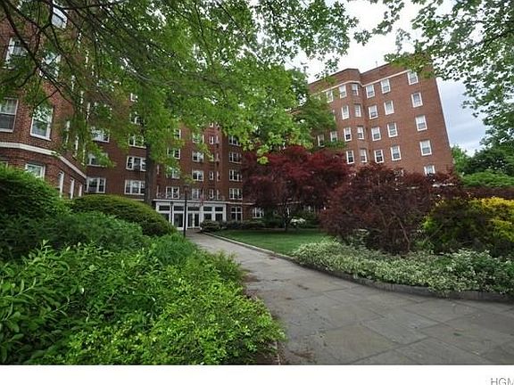 The Wellington is an elegant pre-war doorman building with a English Garden courtyard leading up to the sparkling marble lobby.  Just steps away is the Bronxville village and Metro North train station with a 31 minute ride to GCT. Bronxville village with 