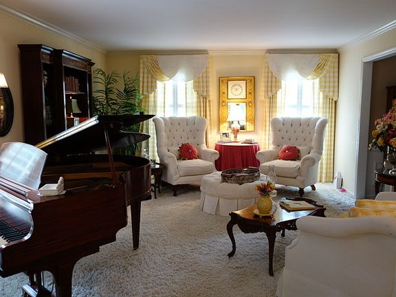 Living Room
						:
						Beautiful natural light, great for entertaining