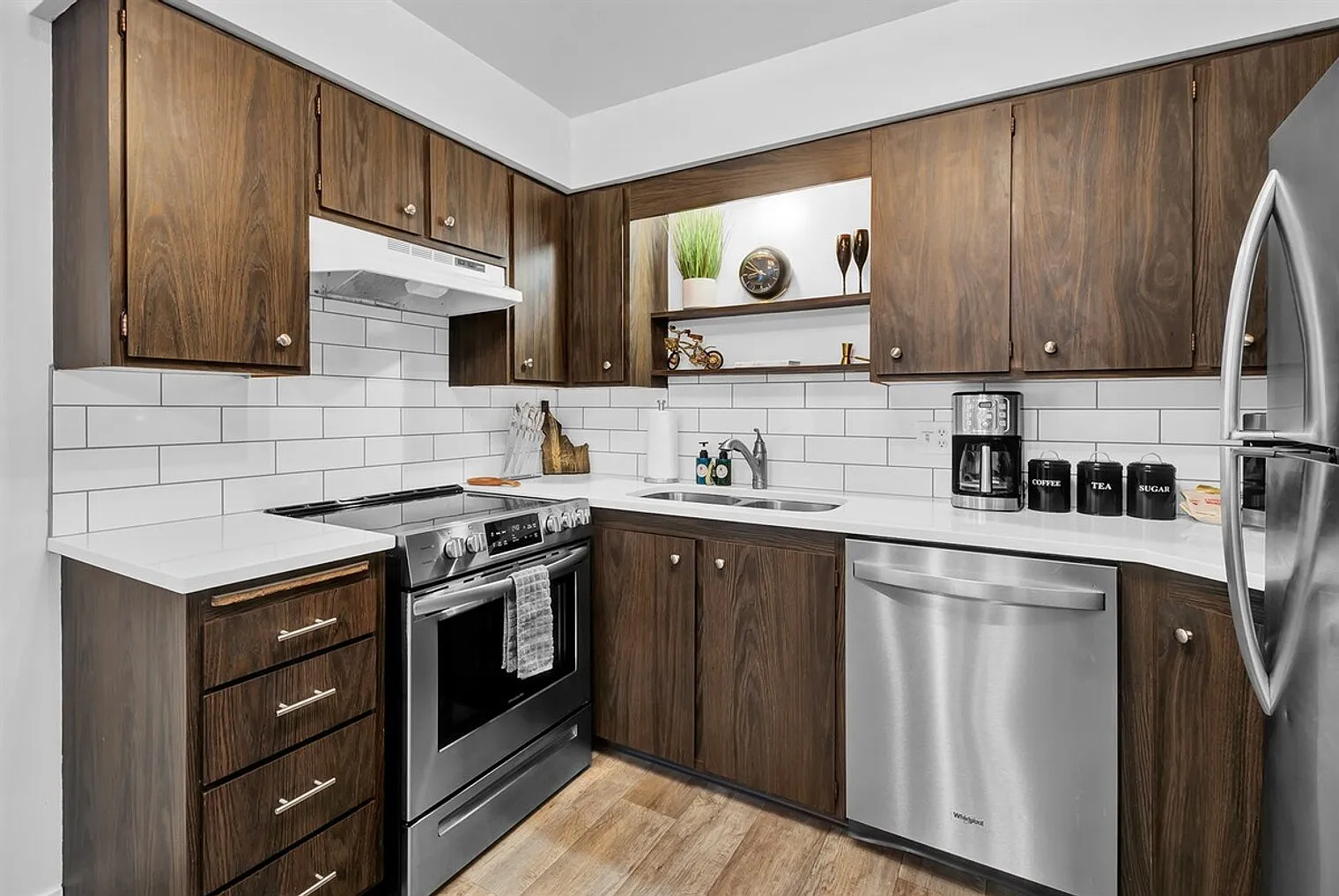 2 bed, 1.0 bath, 893 sqft, $3,202 — Photo 4