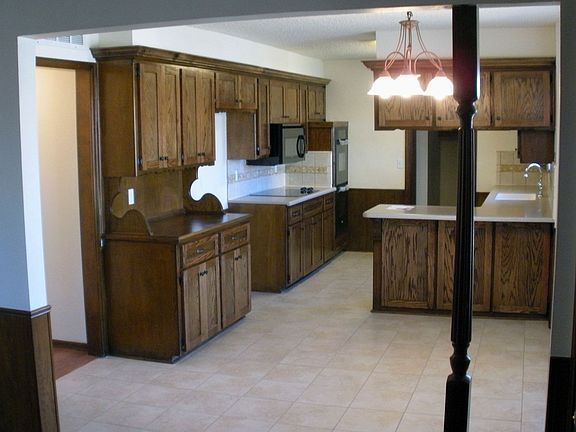 Big kitchen and breakfast area