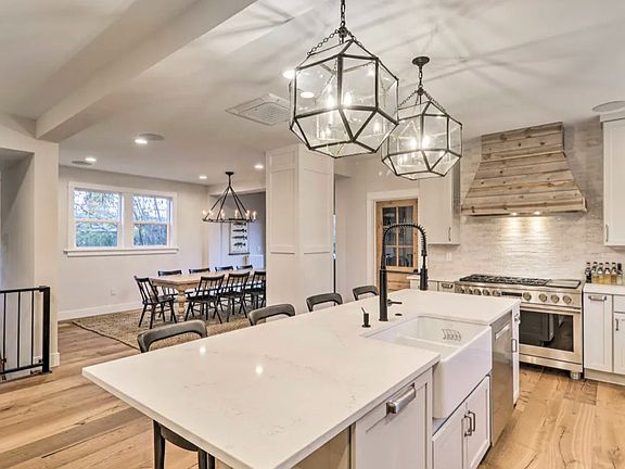 Main House - Kitchen and dining area