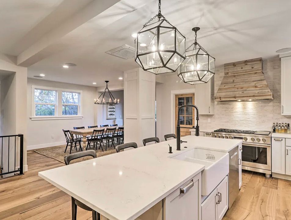Main House - Kitchen and dining area
