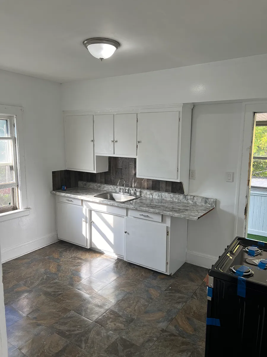 Building Photo - 12209 Corlett Ave #4