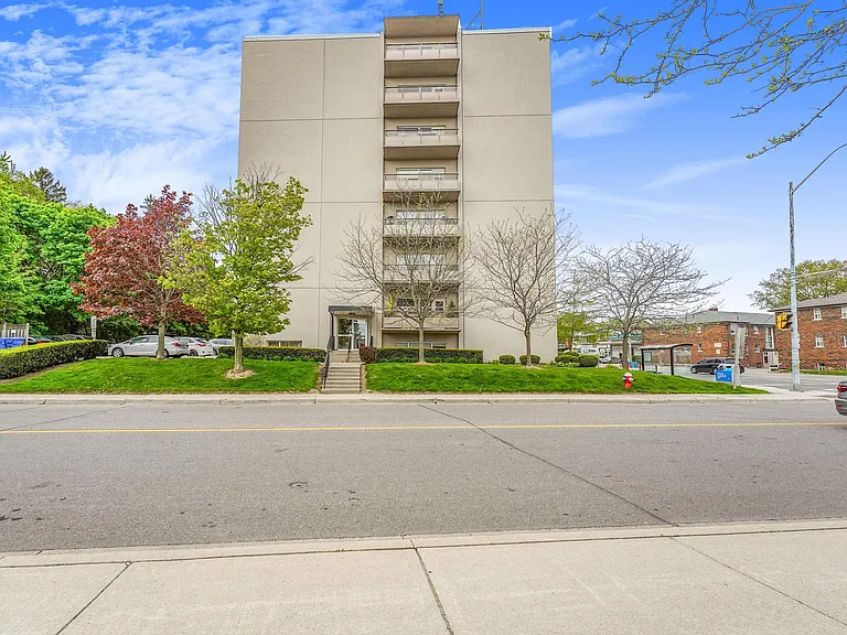 345 Lakeshore Rd W — Photo 8