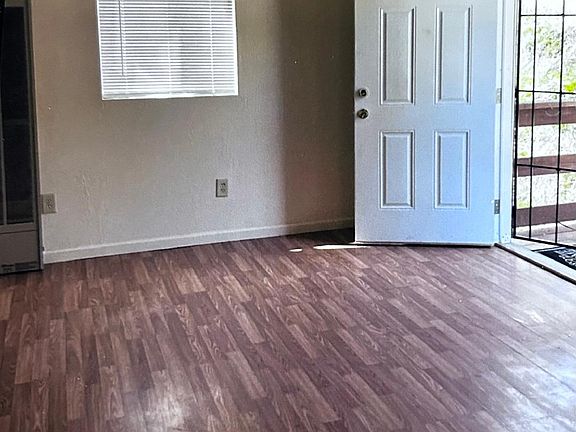 LIVINGROOM.
Viewed from kitchen.