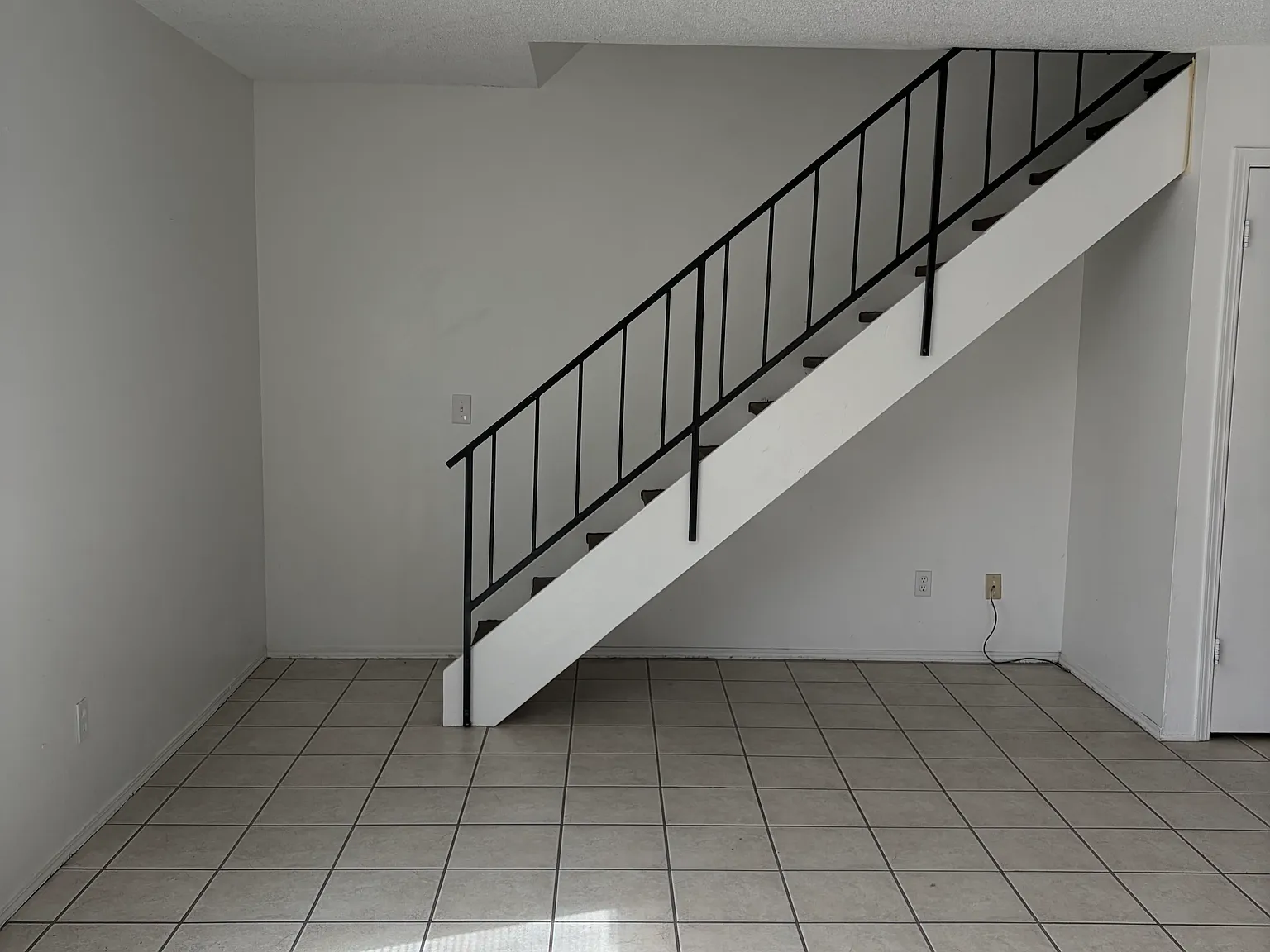 2 bed, 1.5 bath, 945 sqft, $1,325 — Photo 2