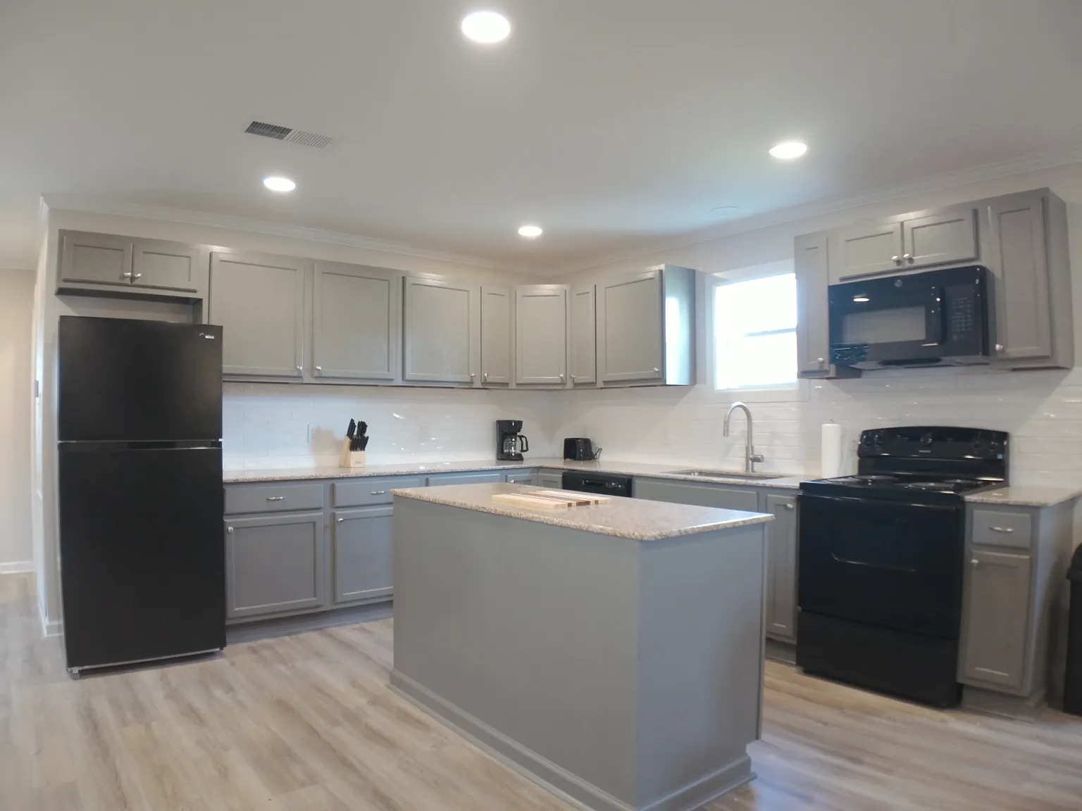 3 bed, 1300 sqft, $5,995 — Photo 2