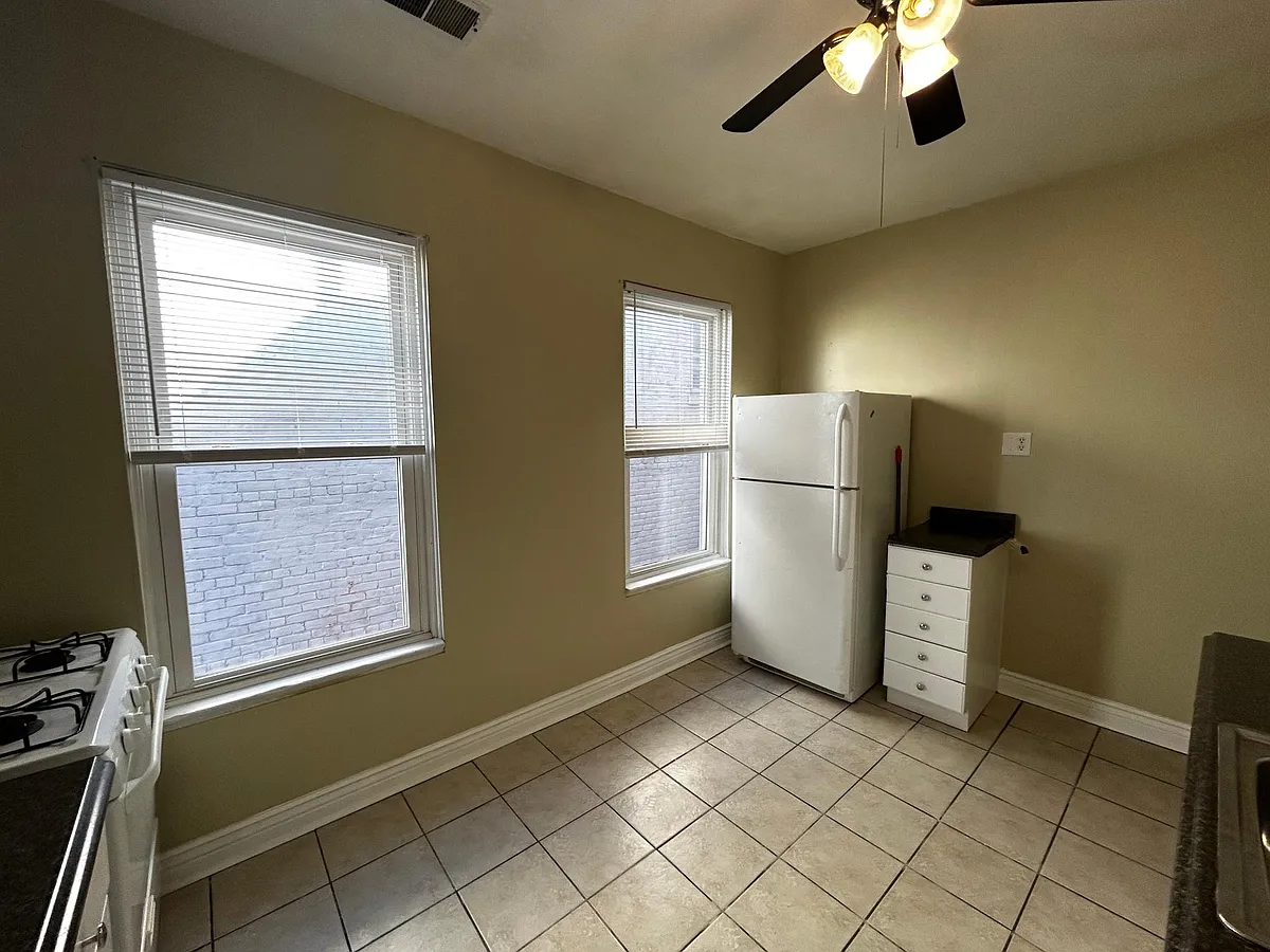 Building Photo - 409 E 6th St #2