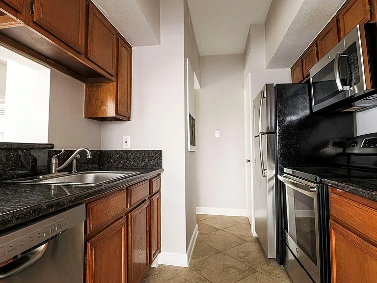 2025 Augusta Dr #1005 — Photo 8
