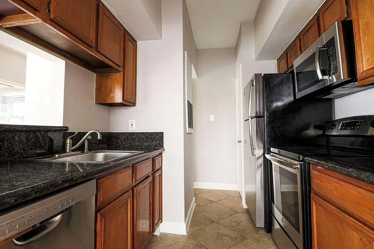Building Photo - 2025 Augusta Dr #1005