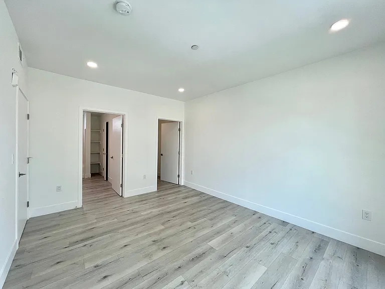 14612 Calvert St #202 — Photo 21