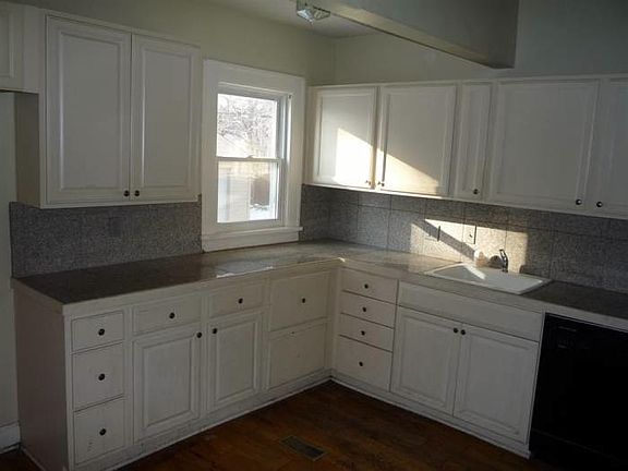 4th image of 1370 Beach Ave