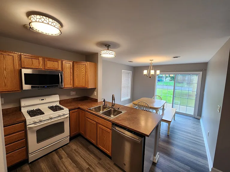 1750 Yorkshire Pl — Photo 4