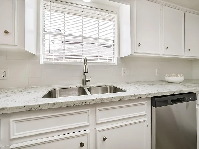 1011 Baltic Ln — Photo 14