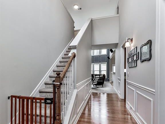 2nd image of 402 Edgebrooke Ln