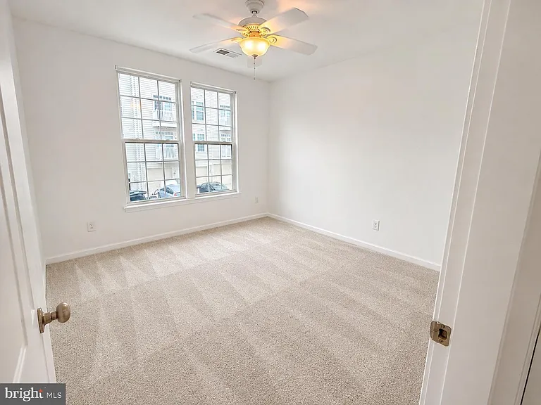 2585 Eastbourne Dr — Photo 23