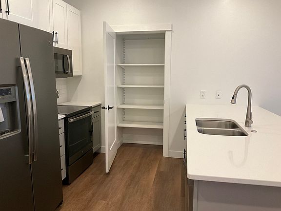 3rd image of 300 S Clinton St #39b89a6cf