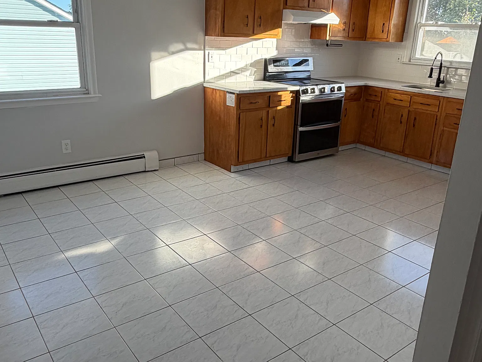3 bed, 1100 sqft, $2,200 — Photo 2