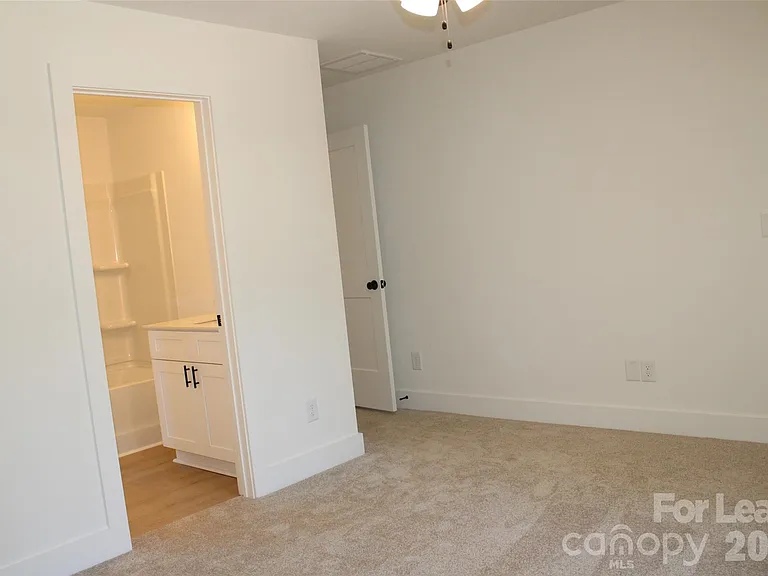 562 W Park Ave #A — Photo 14