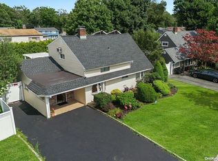 5 Hedge Ln, Westbury, NY 11590