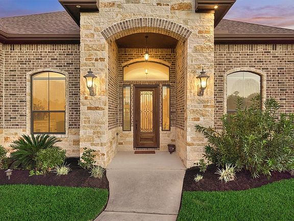 Vaulted arched entry to welcome friends and family