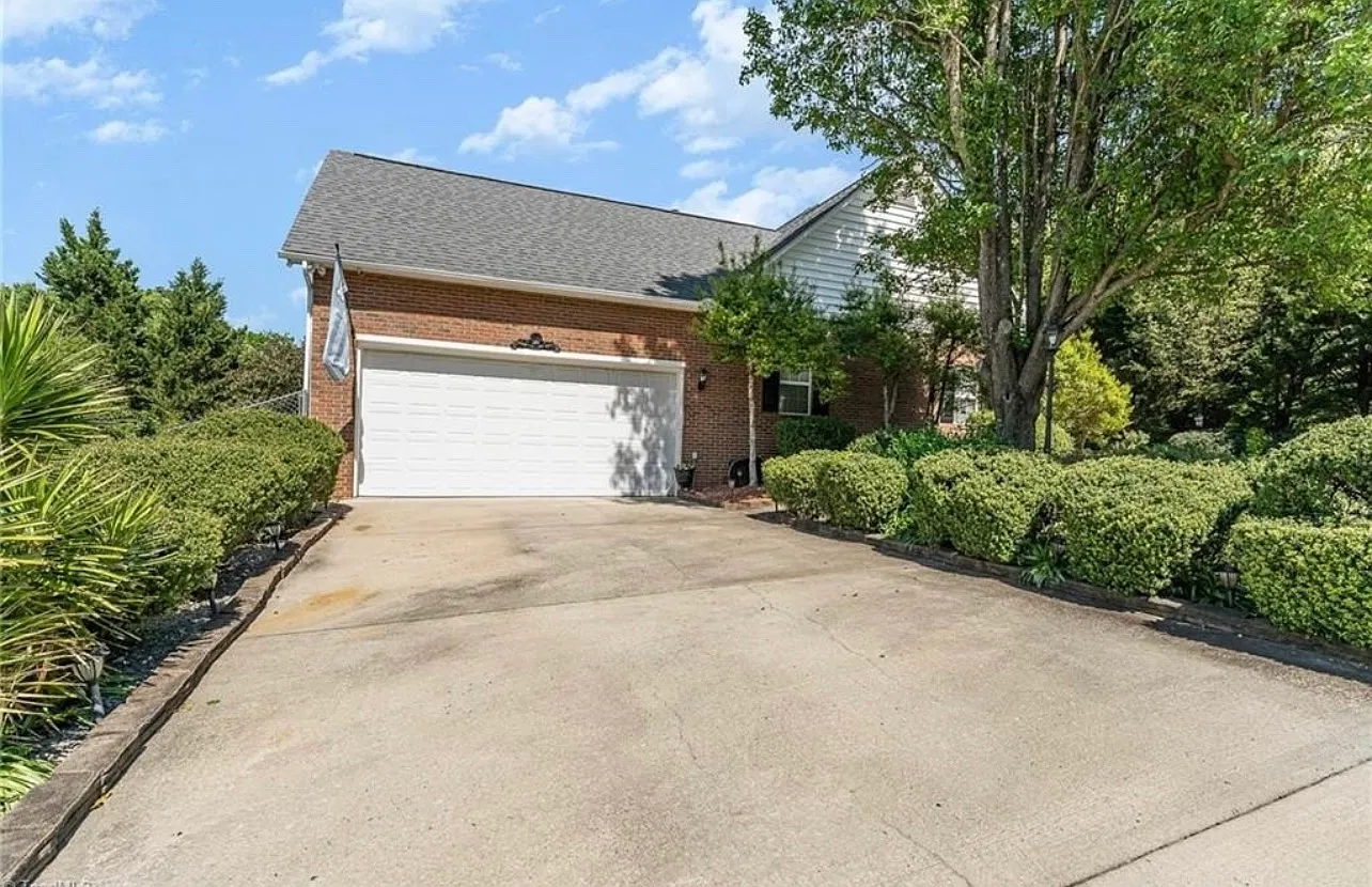 3 bed, 2.5 bath, 2200 sqft, $2,350 — Photo 3