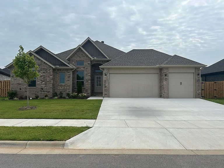 2412 Salmon St — Photo 1